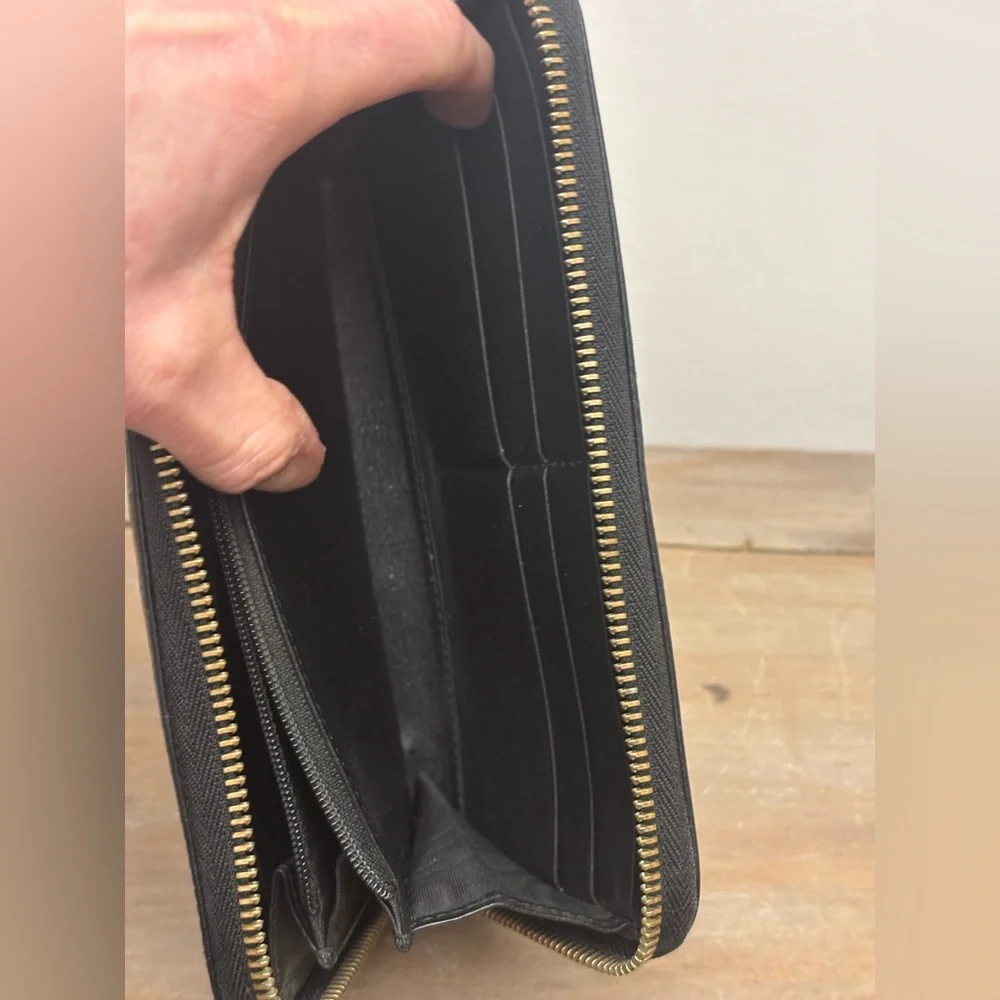 Authentic Gucci Microguccissima Black Leather Zipper Wallet - Picture 12 of 14